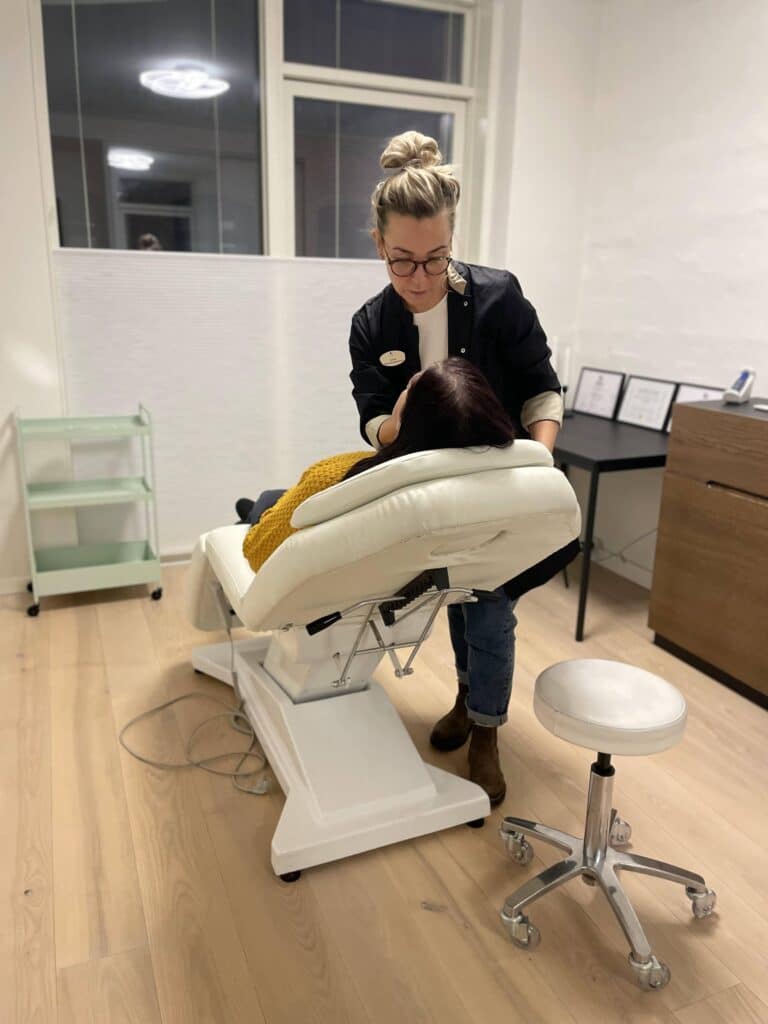 Kvinde får Skinboost behandling