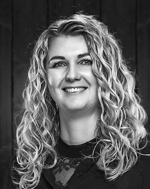 Julie Thorsager - Frisør, Negletekniker og Curl-cut specialist