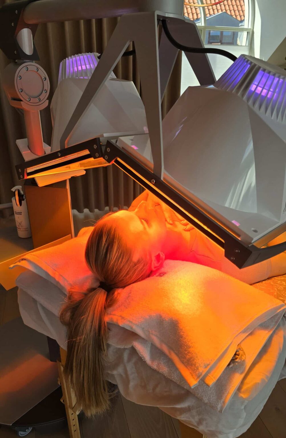 Kvinde der bliver behandlet med Beauty Angle lysterapi