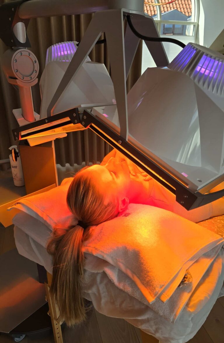 Kvinde der bliver behandlet med Beauty Angle lysterapi